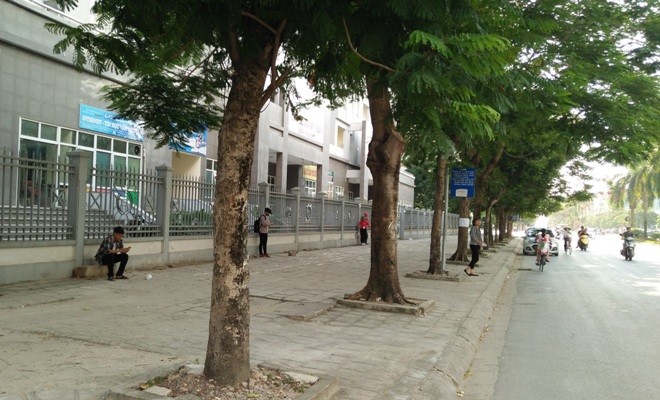 Tiếp bài “Bát nháo KTX hiện đại nhất Hà Nội“ Việc đóng cổng khiến nhiều sinh viên đi bộ xa mới ra được bến xe buýt.