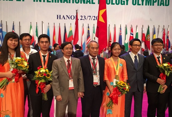Việt Nam giành 4 huy chương tại Olympic Sinh học quốc tế Phó Thủ tướng Vũ Đức Đam chụp ảnh cùng các thí sinh.
