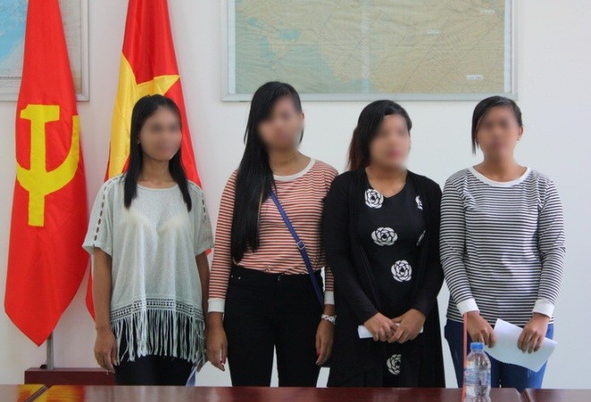Tiếp nhận 4 phụ nữ bị mua bán từ Campuchia trở về Các nạn nhận tại lễ trao trả