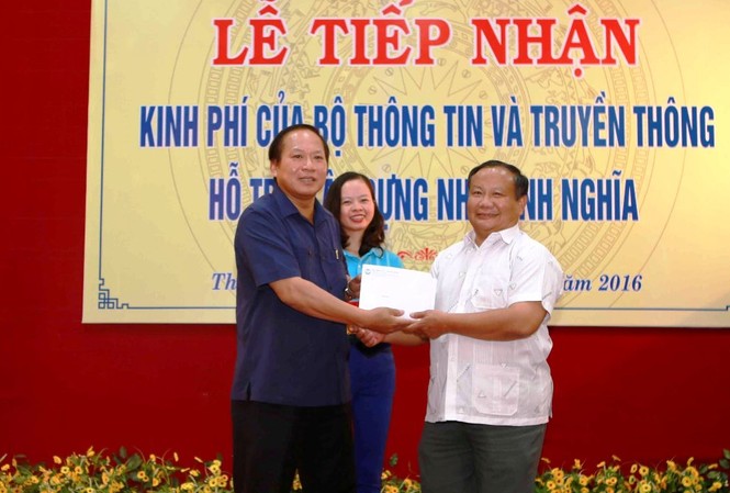 Bộ Thông tin &Truyền thông hỗ trợ TT-Huế xây nhà tình nghĩa Bộ trưởng Trương Minh Tuấn trực tiếp trao khoản kinh phí hỗ trợ xây nhà tình nghĩa cho gia đình chính sách tỉnh TT-Huế, nhân dịp 27/7 năm nay.