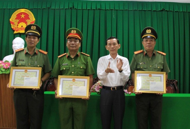 “Thưởng nóng” vụ bắt 3 thanh tra giao thông nhận hối lộ Chủ tịch UBND TP Cần Thơ Võ Thành Thống tặng bằng khen cho các chiến sỹ công an