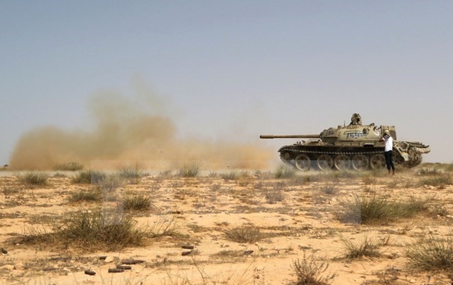 Bản tin 8H: Lybia quyết quét sạch IS khỏi Sirte Lực lượng ủng hộ Chính phủ Libya trong chiến dịch chống IS ở Sirte ngày 2/7. (Nguồn: AFP/TTXVN)