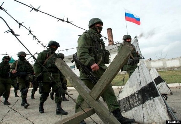 Bản tin 8H: Nga tăng cường quân sự tại biên giới Crimea - Ukraine Binh lính Nga canh gác tại biên giới với Ukraine. (Nguồn: Reuters)
