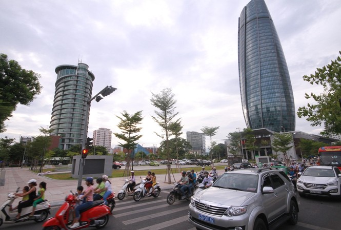 Đà Nẵng chưa họp bàn về xây dựng một khu hành chính mới Tòa nhà Trung tâm hành chính Đà Nẵng (phải) được đầu tư xây dựng hơn 2.000 tỷ đồng. Theo giới kiến trúc sư Đà Nẵng, thiết kế của tòa nhà này không phù hợp với công năng tòa nhà hành chính.