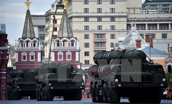 Bản tin 14H: Ukraine nói Nga có thể đã chuyển vũ khí hạt nhân đến Crimea Hệ thống tên lửa phòng không S-400 của Nga. Nguồn: AFP/TTXVN.
