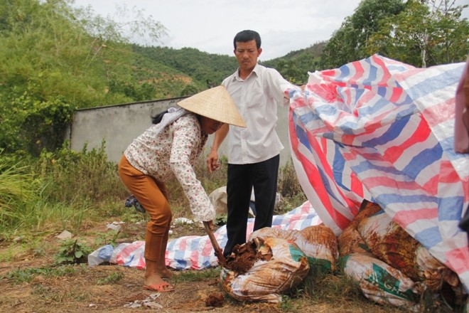 Phát hiện bao bì ghi chữ Formosa, dân kéo vào nhà máy kiểm tra Người dân chọc thủng một bao tải chứa chất thải để kiểm tra bên trong. Ảnh: Thanh Trần.