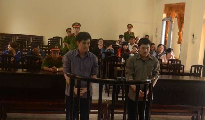 Kiên Giang: Nguyên cán bộ tuyên giáo lãnh 11 năm tù Bị cáo Nguyễn Duy Tân (phải) và Sơn.