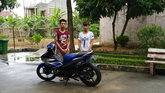 Bắt giữ hai quái xế 9x chuyên cướp giật trên xa lộ Hai đối tượng và xe máy dùng để cướp giật