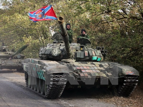 Bản tin chiều: Quan sát viên OSCE bị xả súng tại Đông Ukraine Xe tăng của lực lượng ly khai rời thị trấn Novoazovsk ở khu vực Donetsk ngày 21/10. (Nguồn: AFP/TTXVN)