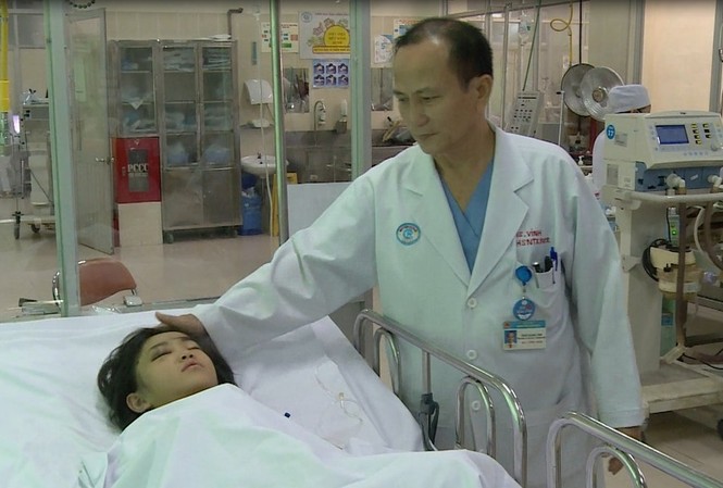 Cứu sống bé gái 8 tuổi rơi từ tầng 4 nứt hộp sọ Bệnh nhân đang được chăm sóc tại bệnh viện.