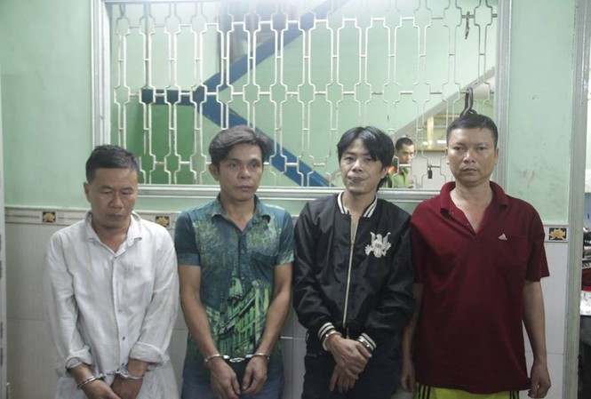 Dùng gái trẻ cài bẫy cướp đoạt tiền du khách Nghi can cầm đầu Thanh (trái) cùng đồng bọn tại cơ quan điều tra. Ảnh CA