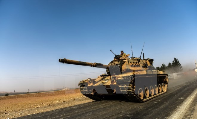 Bản tin 20H: Xe tăng Thổ Nhĩ Kỳ tràn sang lãnh thổ Syria Xe quân sự Thổ Nhĩ Kỳ hướng về thành phố biên giới Karkamis ở vùng miền Nam Gaziantep ngày 24/8. (Nguồn: AFP/TTXVN)