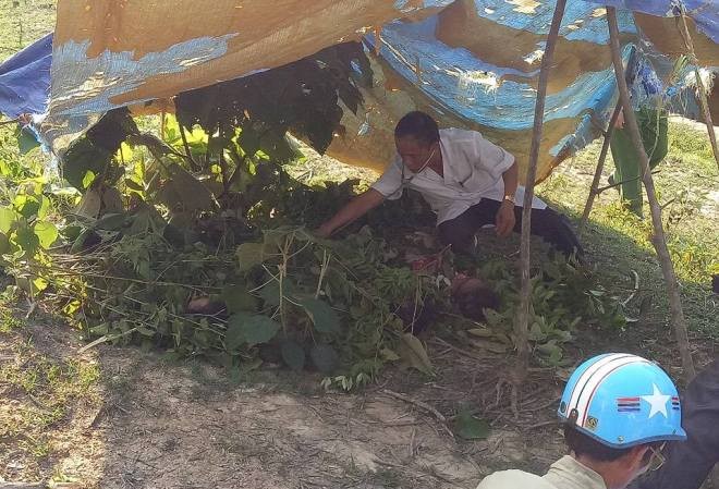 Ba học sinh đi tắm đập chết đuối thương tâm Ba nữ sinh được vớt lên bờ trong sự đau đớn của gia đình và người thân.