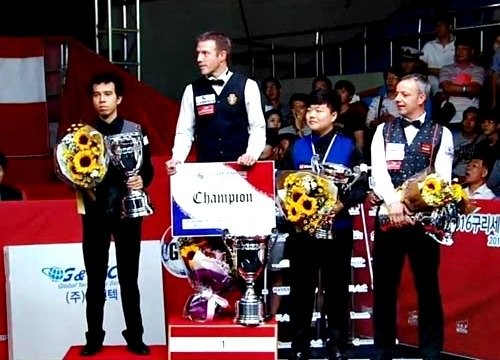 Cú đánh kỳ ảo của cơ thủ Việt Nam khiến thế giới sửng sốt Trần Quyết Chiến (bên trái) trên bục nhận giải