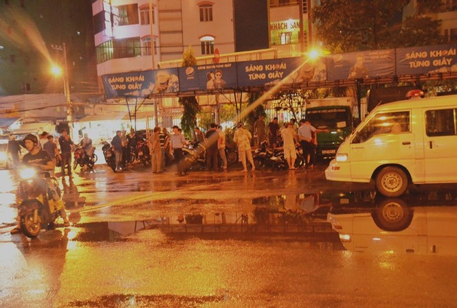 Nghi án giang hồ nổ súng thanh toán nhau ở bến xe miền Đông Công an điều tra tìm dấu vết tại hiện trường.