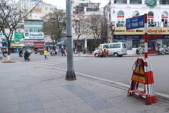 Vỉa hè Hà Nội sẽ lát bằng đá tự nhiên có tuổi thọ 70 năm Hà Nội yêu cầu vật liệu lát vỉa hè, bó vỉa là vật liệu tự nhiên, kết cấu bền vững đảm bảo sử dụng 50-70 năm. Ảnh minh họa