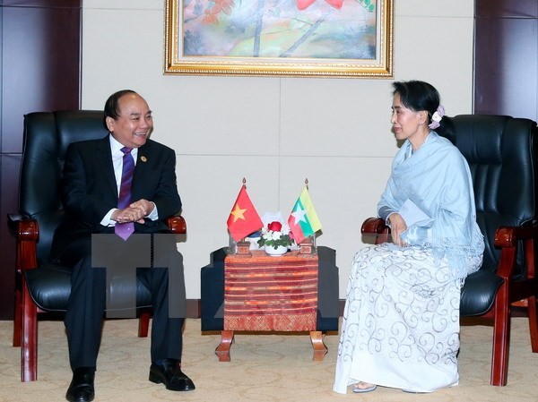 Myanmar, Việt Nam có tình cảm gắn bó một nhà Thủ tướng Nguyễn Xuân Phúc gặp Cố vấn Nhà nước Myanmar Aung San Suu Kyi. Ảnh: TTXVN.