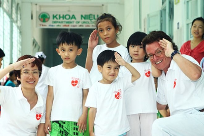 “Vẽ lên cổ tích” Chương trình “Thiện Nhân và những người bạn” với mong muốn được giúp những em bé bị dị tật bộ phận sinh dục. (Ảnh: Dân trí)