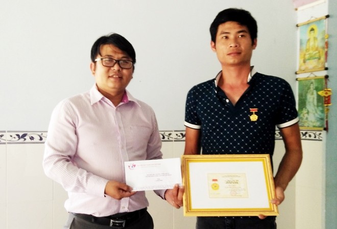 Trao Huy hiệu Tuổi trẻ dũng cảm cho anh Phan Văn Bắc Trao Huy hiệu Tuổi trẻ dũng cảm cho anh Bắc