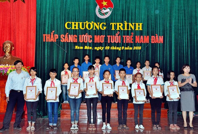Trao tặng 53 triệu đồng hỗ trợ học sinh nghèo vượt khó Huyện đoàn Nam Đàn trao tặng 53 suất quà hỗ trợ các đội viên có hoàn cảnh khó khăn.