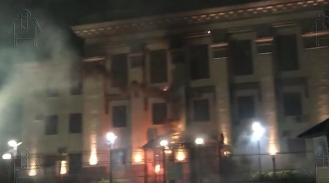 Bản tin 20H: Đại sứ quán Nga tại Ukraine bị ném pháo hoa Khoảng 20 đối tượng quá khích Ukraine mang theo các khẩu hiệu kích động đã ném pháo hoa vào Đại sứ quán Nga. (Nguồn: RT)