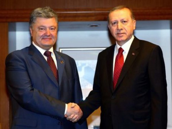 Bản tin 20H: Thổ Nhĩ Kỳ ủng hộ Ukraine về tuyên bố chủ quyền với Crimea Tổng thống Thổ Nhĩ Kỳ Erdogan và Tổng thống Ukraine Poroshenko gặp nhau hồi tháng 8. (Nguồn: Reuters)