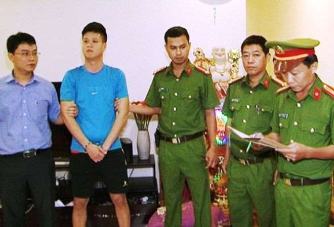 TT-Huế: Phá đường dây cá độ gần 200 tỷ đồng Đọc lệnh bắt giữ đối với “trùm” cá độ xứ Huế - Hồ Công Nhật Quang (người mặc áo phông xanh, quần ngắn)