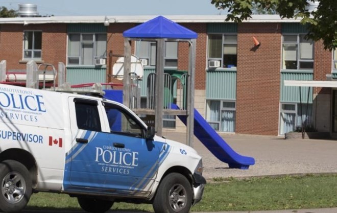 Bản tin sáng: Canada đóng cửa trường học vì đe dọa đánh bom Xe cảnh sát trước cổng một trường học ở Canada. (Nguồn: Reuters)