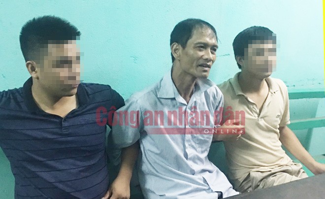 Phát hiện 'thư tuyệt mệnh' của nghi can sát hại 4 bà cháu Doãn Trung Dũng (giữa) lúc bị bắt.