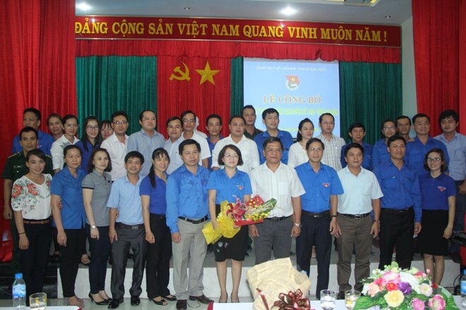 Bí thư Tỉnh Đoàn Quảng Ngãi làm Bí thư Huyện ủy Bình Sơn Tập thể Ban thường vụ, Ban chấp hành Tỉnh Đoàn chụp ảnh lưu niệm cùng chị Hà Thị Anh Thư trong buổi lễ công bố quyết định luân chuyển Bí thư Tỉnh Đoàn