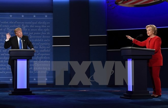 Bản tin 8H: Ông Obama kêu gọi bỏ phiếu cho bà Hillary Clinton Ứng cử viên đảng Dân chủ Hillary Clinton (phải) và ứng cử viên đảng Cộng hòa Donald Trump (trái) tại cuộc tranh luận trực tiếp đầu tiên ở Hempstead, New York ngày 26/9. (Nguồn: AFP/TTXVN)