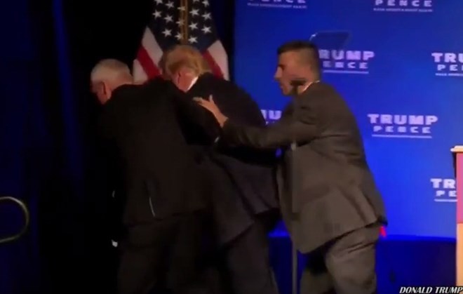 Bản tin 14H: Vì sao mật vụ Mỹ vội đưa ông Trump rời khỏi sân khấu Nhân viên mật vụ đưa ông Trump rời khỏi sân khấu. (Nguồn: CNN)