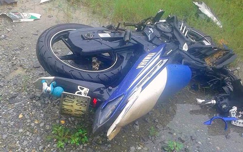 Xe máy va chạm ôtô khách, 3 thanh niên tử vong trong đêm Xe máy chở 3 nam thanh niên bị biến dạng sau va chạm.