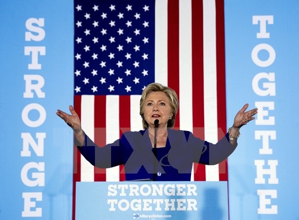 Bản tin 8H: Một Đại cử tri đảng Dân chủ không bầu cho bà Hillary Bà Hillary Clinton trong chiến dịch tranh cử tại Las Vegas ngày 2/11. (Nguồn: AP/TTXVN)