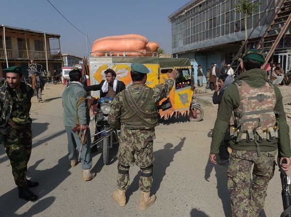 Bản tin 14H: Nổ lớn ở căn cứ quân sự, 4 công dân Mỹ tử vong Lực lượng an ninh Afghanistan phong tỏa tuyến đường tới căn cứ không quân Bagram sau vụ nổ. (Ảnh: AFP/TTXVN)