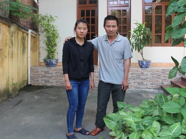 ĐH Luật Hà Nội không tiếp nhận sinh viên 27,5 điểm năm nay Thí sinh Đặng Thị Huyền và bố. (Ảnh: CTV/Vietnam+)