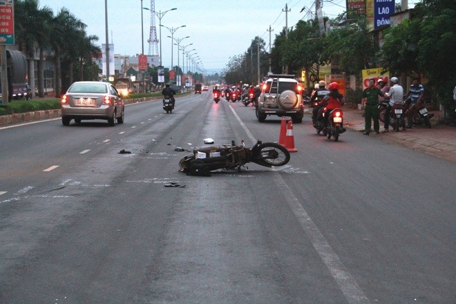 Xe máy va chạm với ô tô, 2 người thương vong Hiện trường vụ TNGT