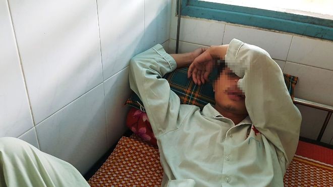 Trưởng công an xã xin thôi chức vì đánh dân nhập viện Ông Nguyễn Hồng Anh được cho là có thái độ thành khẩn, hỗ trợ chi phí thuốc men cho anh T. sau vụ xô xát.