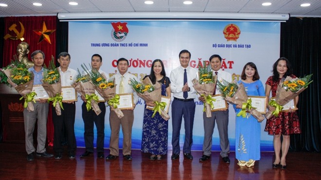 Trao kỷ niệm chương “Vì thế hệ trẻ” cho 11 cán bộ Bộ Giáo dục Bí thư T.Ư Đoàn Bùi Quang Huy trao tặng Kỷ niệm chương “Vì thế hệ trẻ”cho các đồng chí cán bộ, lãnh đạo các Vụ, Cục của Bộ Giáo dục và Đào tạo.