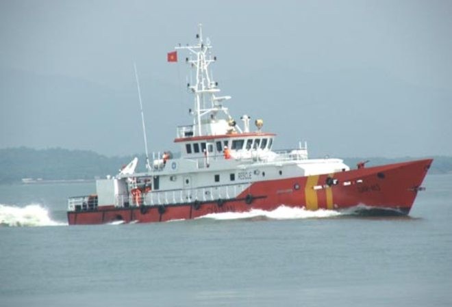 Chưa tìm thấy nữ thuyền trưởng mất tích sau vụ tai nạn đường thủy Tàu cứu nạn chuyên dụng SAR 413 tham gia tìm kiếm nữ thuyền trưởng mất tích. Ảnh: Trung tâm.
