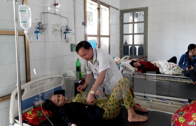 Bản tin 20H: 79 người ngộ độc sau tiệc cưới ở Yên Bái Các nạn nhân được chăm sóc, điều trị tại Trung tâm Y tế huyện Văn Yên, sáng 19/11. (Ảnh: Đức Tưởng/TTXVN)