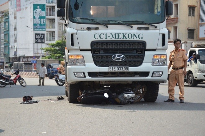 Người đàn ông bị xe bồn kéo lê, nghiến đứt chân Hiện trường tai nạn.