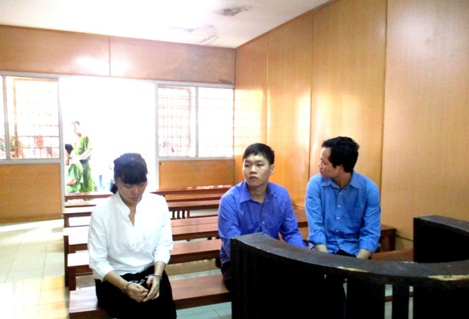 Ba chị em ruột cùng dắt tay nhau vào tù vì làm hàng giả 3 chị em Ly, Long và Luận (trái sang) tại phiên tòa sáng nay. Ảnh: Tân Châu