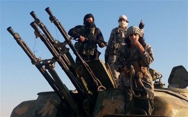 Bản tin 14H: Vũ khí Mỹ cấp cho phiến quân Syria bị tuồn cho IS Tay súng IS. (Nguồn: Telegraph)