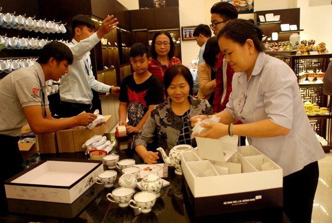 Sứ Minh Long I mở rộng thị trường tại Đà Nẵng Đông đảo khách hàng đến tham quan, mua sắm tại Showroom Đà Nẵng trong ngày khai trương