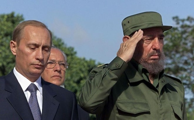 Bản tin 14H: Ông Putin không sang Cuba dự lễ tang lãnh tụ Fidel Tổng thống Nga Vladimir Putin và lãnh tụ Cuba Fidel Castro vào thời điểm năm 2000. Nguồn: AFP.