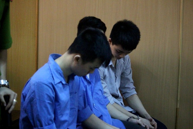 Bị đâm chết vì can ngăn đồng nghiệp đi chơi lúc làm việc Các bị cáo tại tòa. Ảnh: Tân Châu