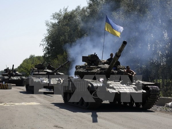 Bản tin 14H: Mỹ chi 350 triệu USD viện trợ quân sự cho Ukraine? Binh sỹ Ukraine tuần tra gần thành phố Debaltseve thuộc khu vực Donetsk. Nguồn: AFP/TTXVN.