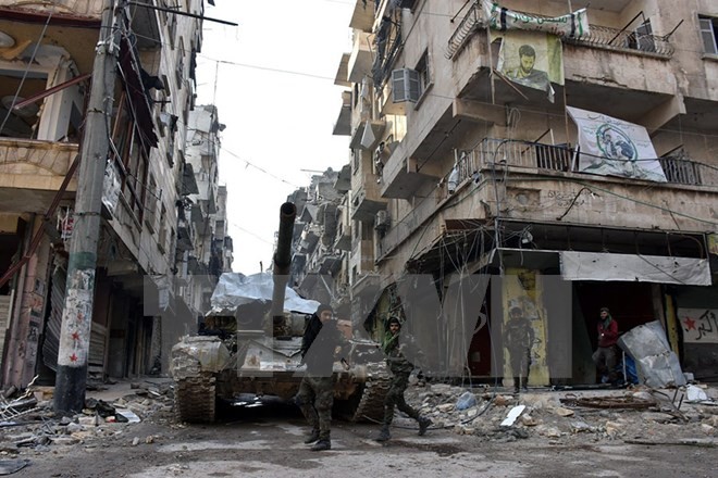 Bản tin 8H: Phiến quân dừng đàm phán, tố Syria vi phạm lệnh ngừng bắn Binh sỹ quân đội Chính phủ Syria sau khi giành lại quyền kiểm soát thành phố Aleppo ngày 23/12. (Nguồn: EPA/TTXVN)