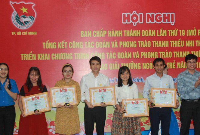 Báo Tiền Phong đoạt 4 giải thưởng viết về phong trào thanh thiếu nhi 2016 Các phóng viên nhận giải thưởng Ngòi bút trẻ năm 2016